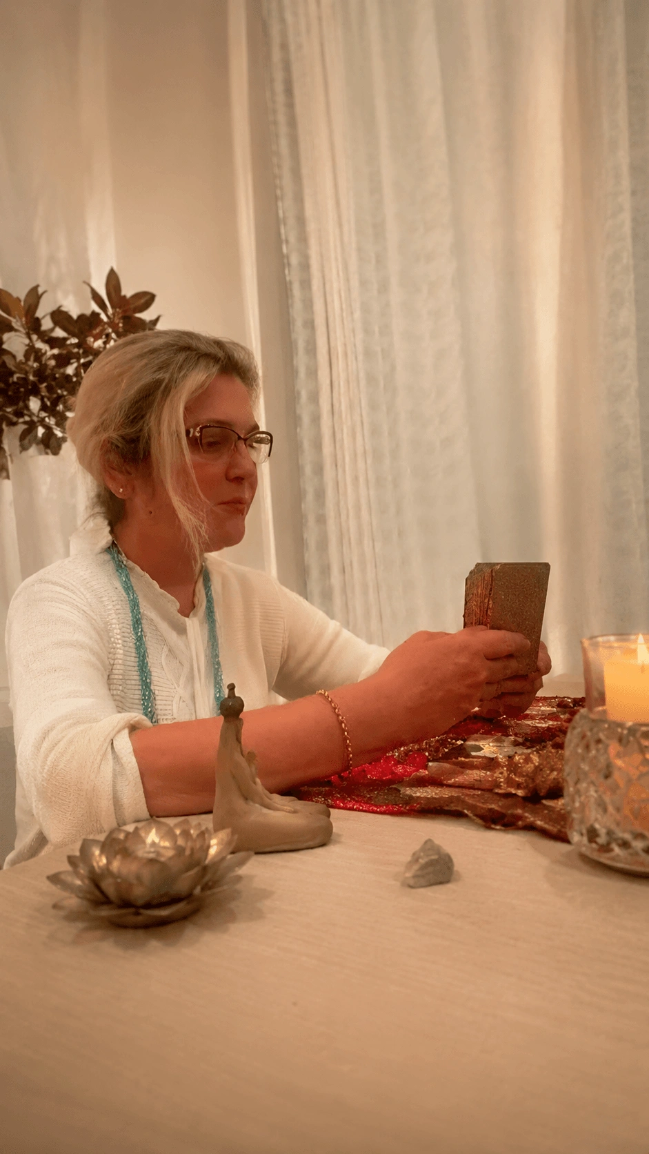 Mãe Lucélia em atendimento espiritual acolhedor